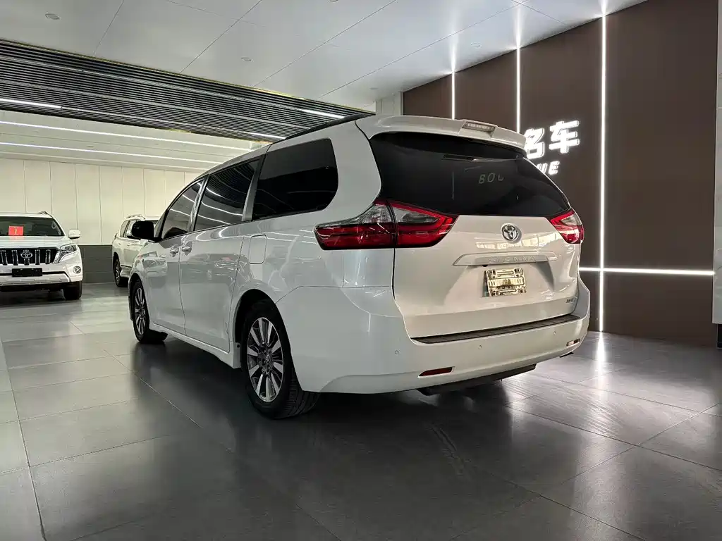 Toyota Sienna — фото 7