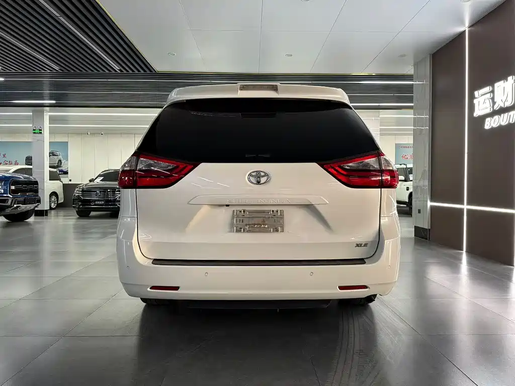 Toyota Sienna — фото 8