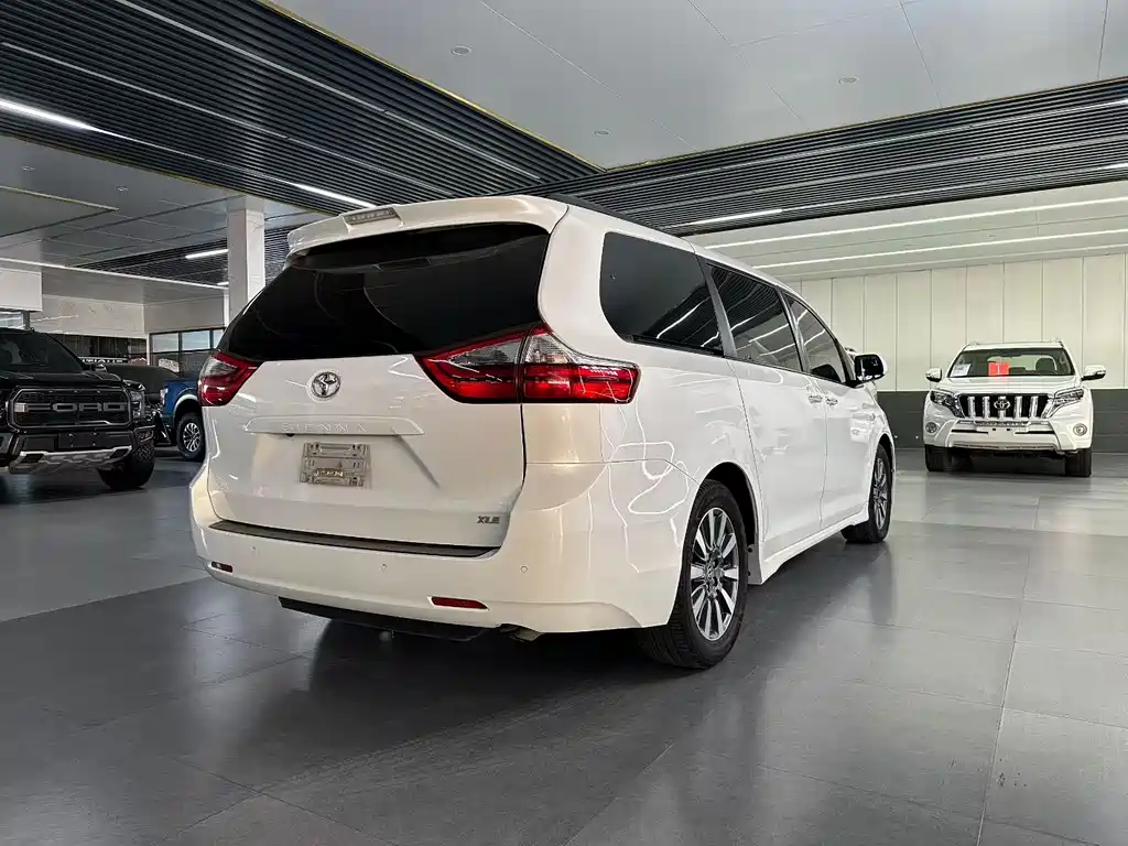 Toyota Sienna — фото 9
