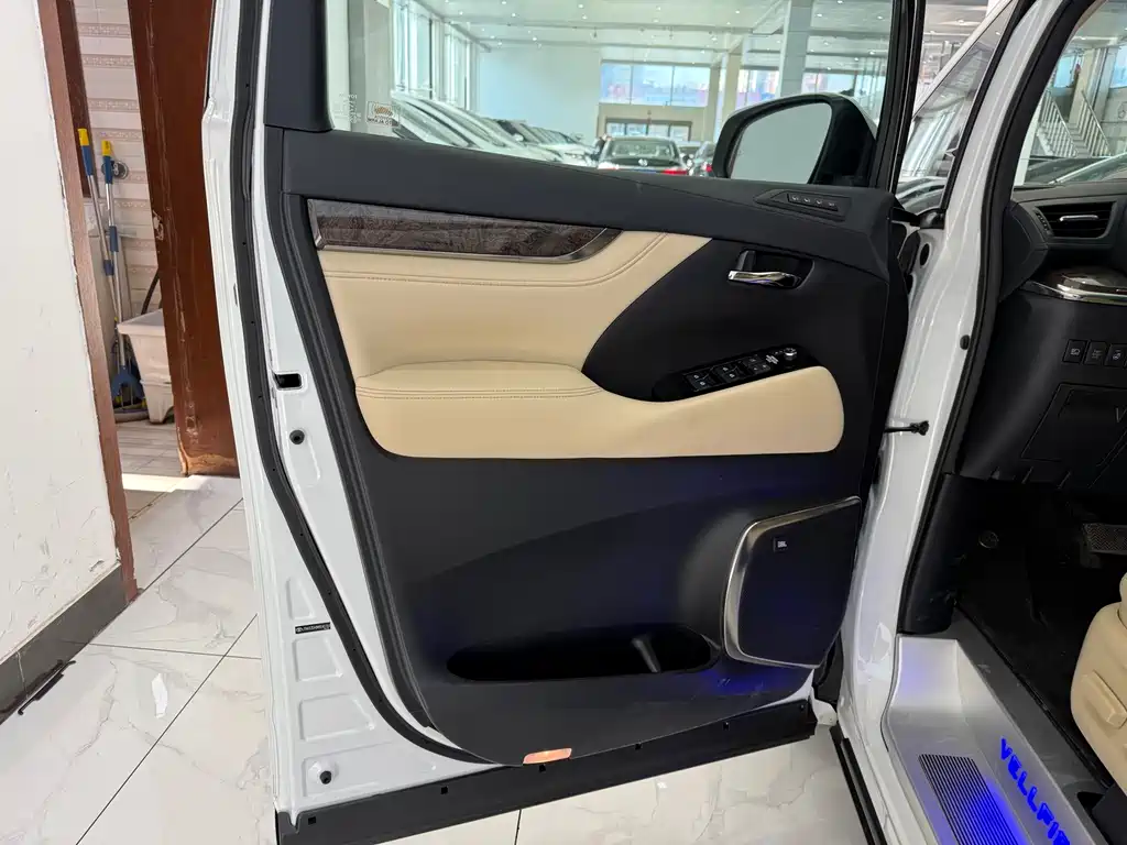 Toyota Vellfire — фото 5
