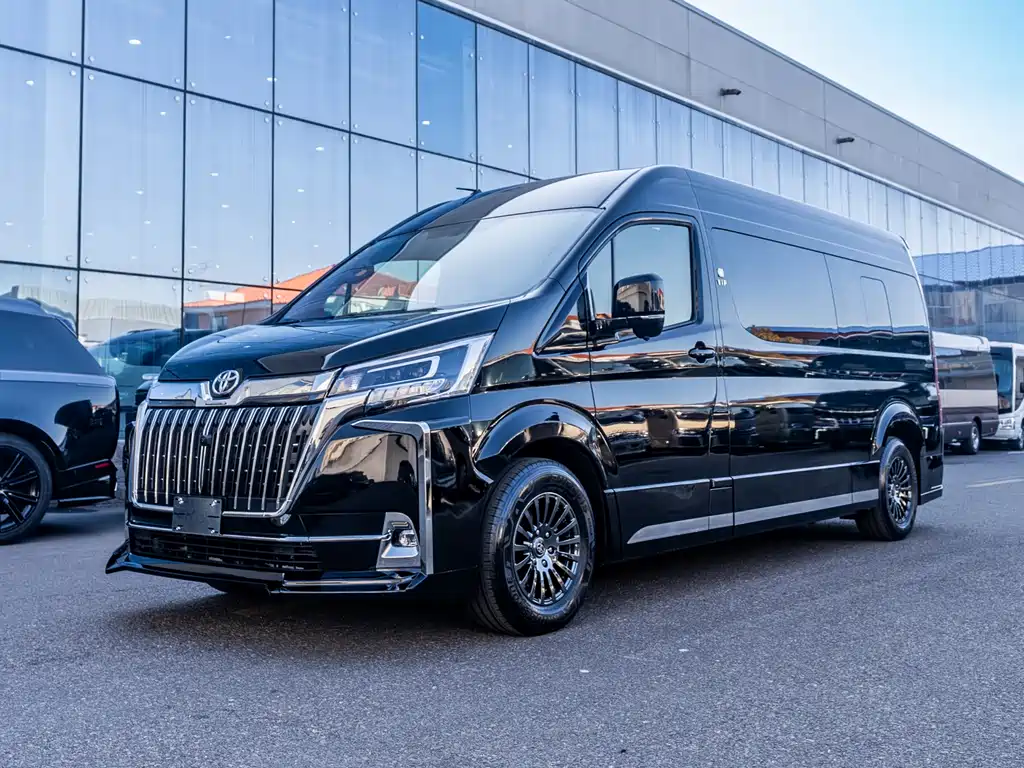 Toyota Hiace — фото 2