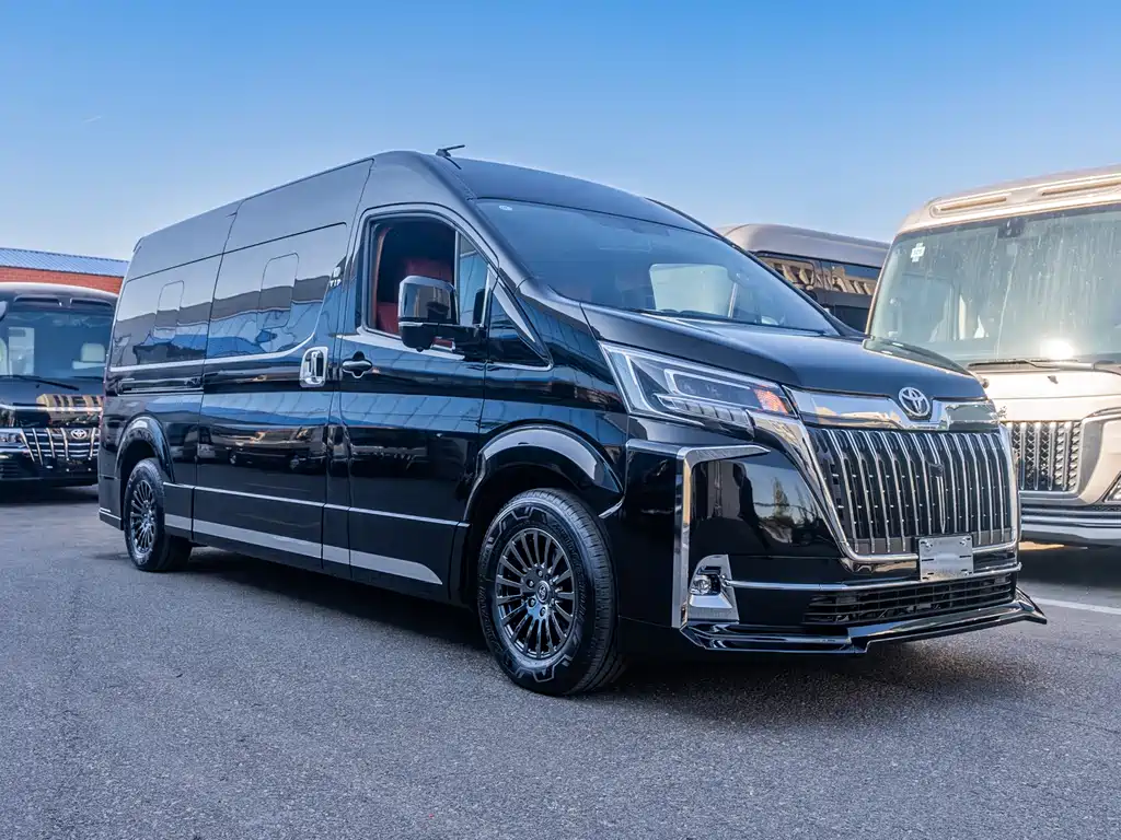 Toyota Hiace — фото 3