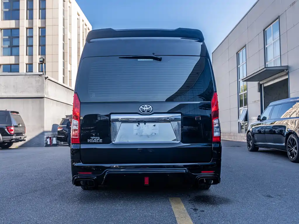 Toyota Hiace — фото 4