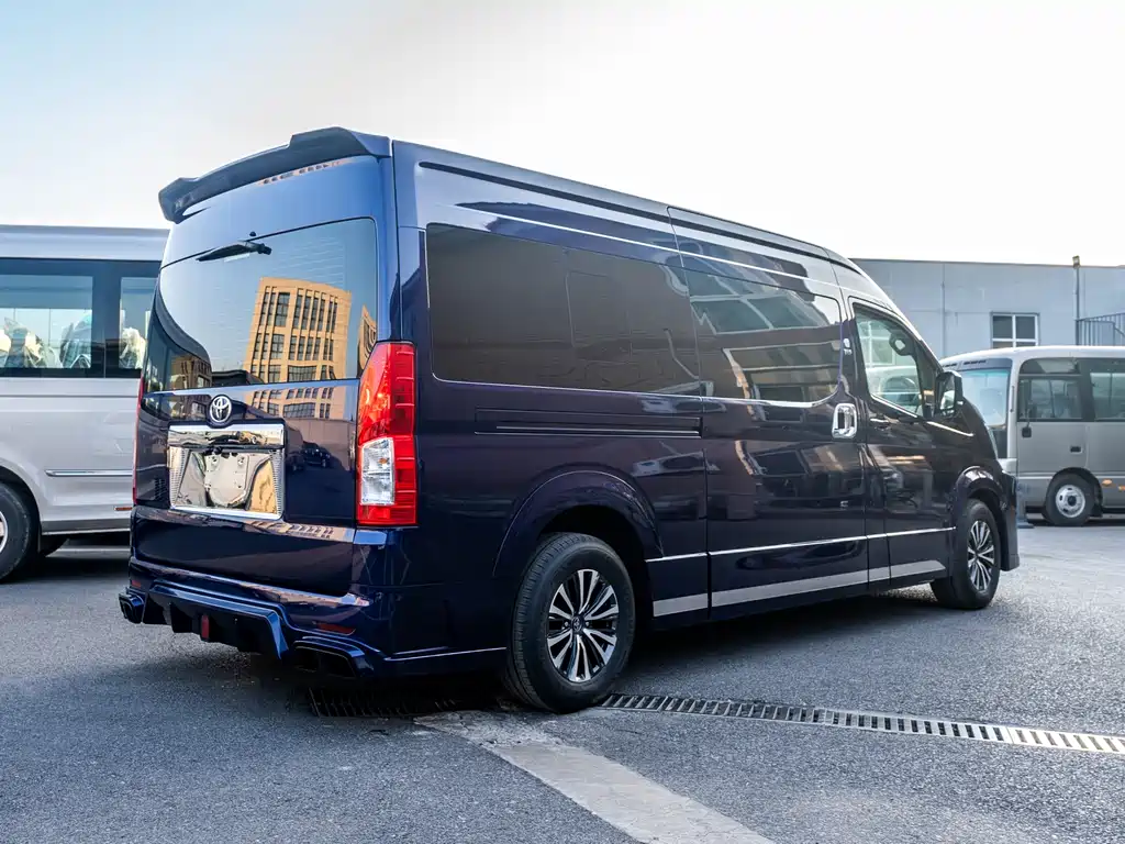 Toyota Hiace — фото 5