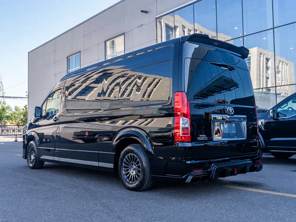 Toyota Hiace — фото 6