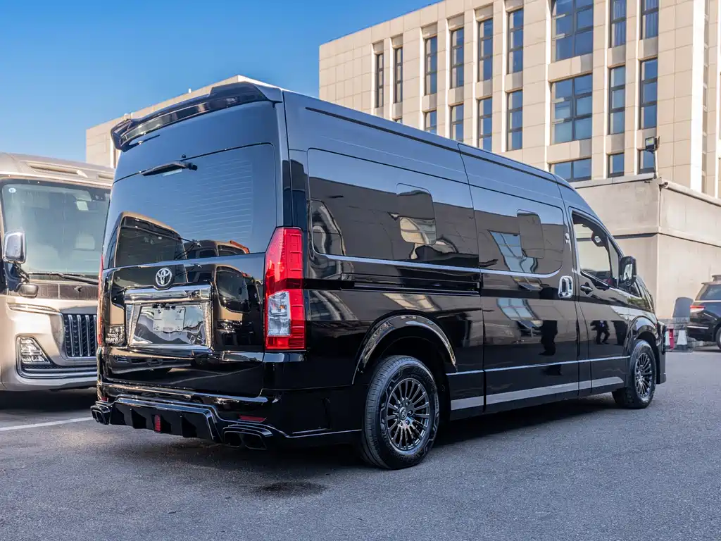 Toyota Hiace — фото 7