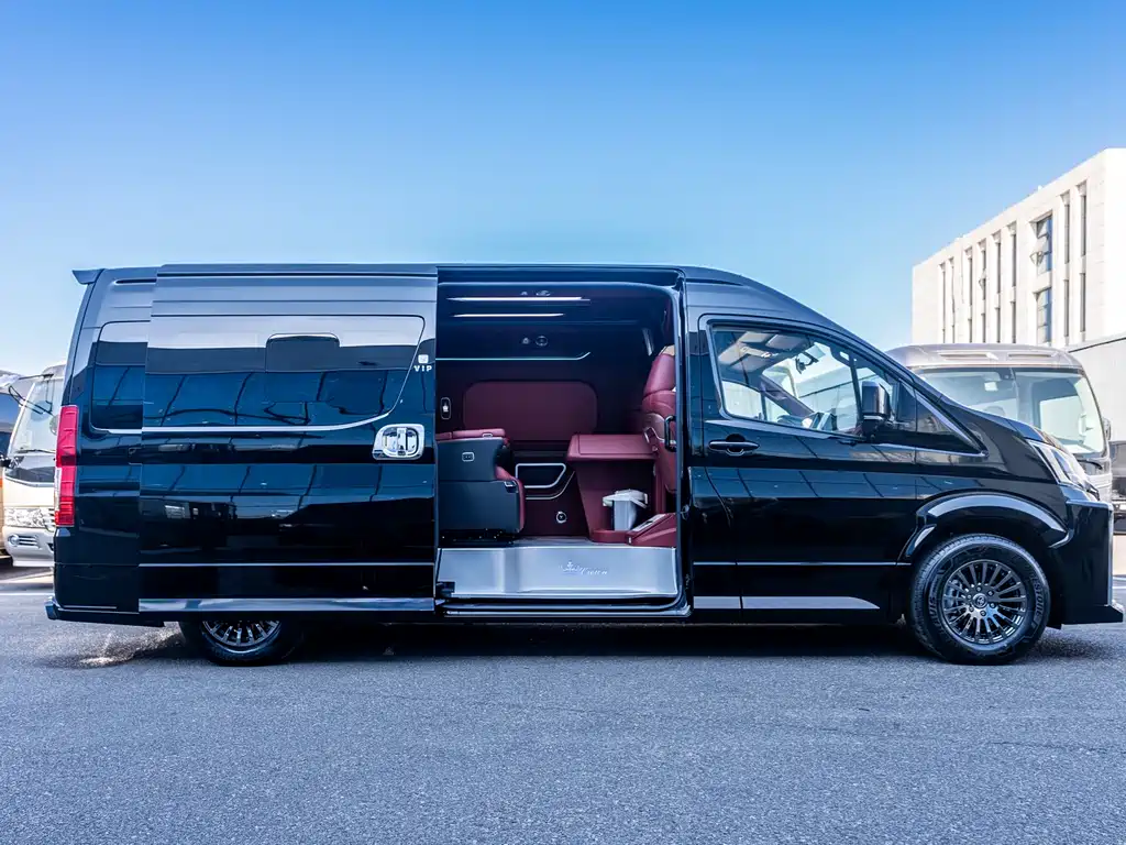 Toyota Hiace — фото 8
