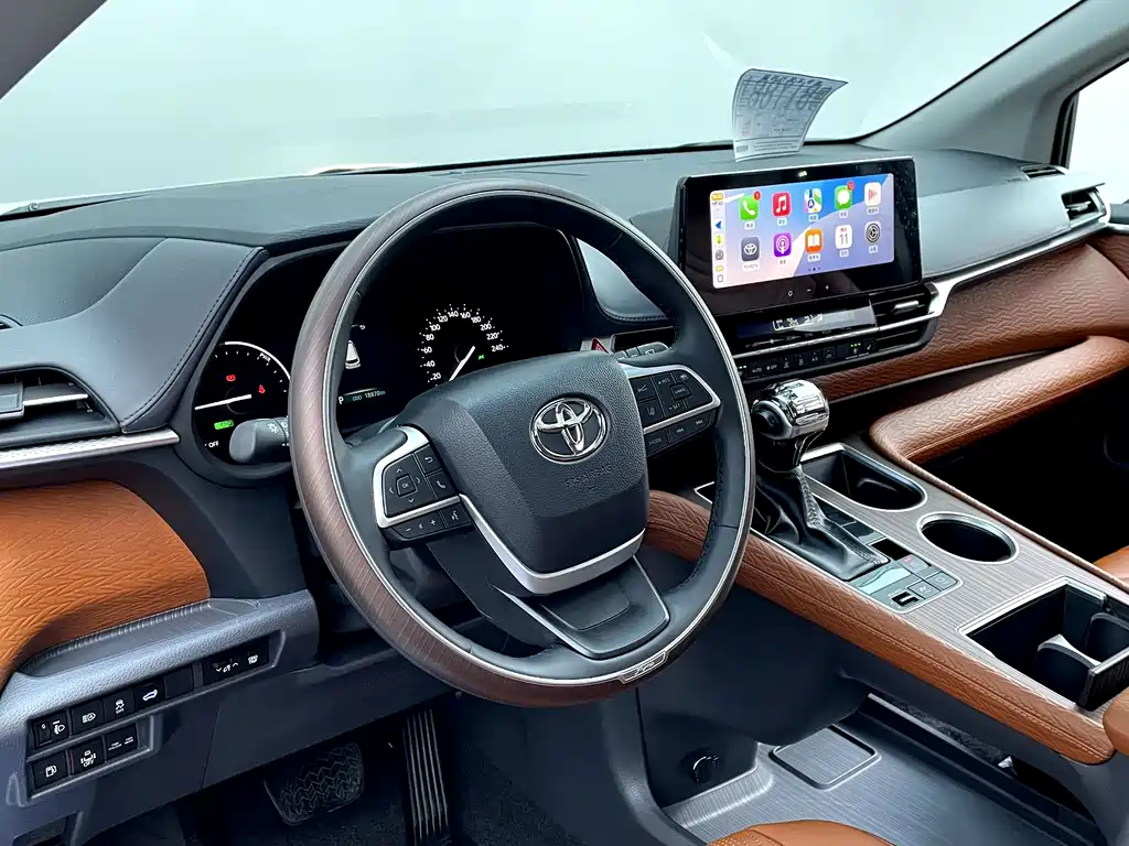 Toyota Sienna — фото 11