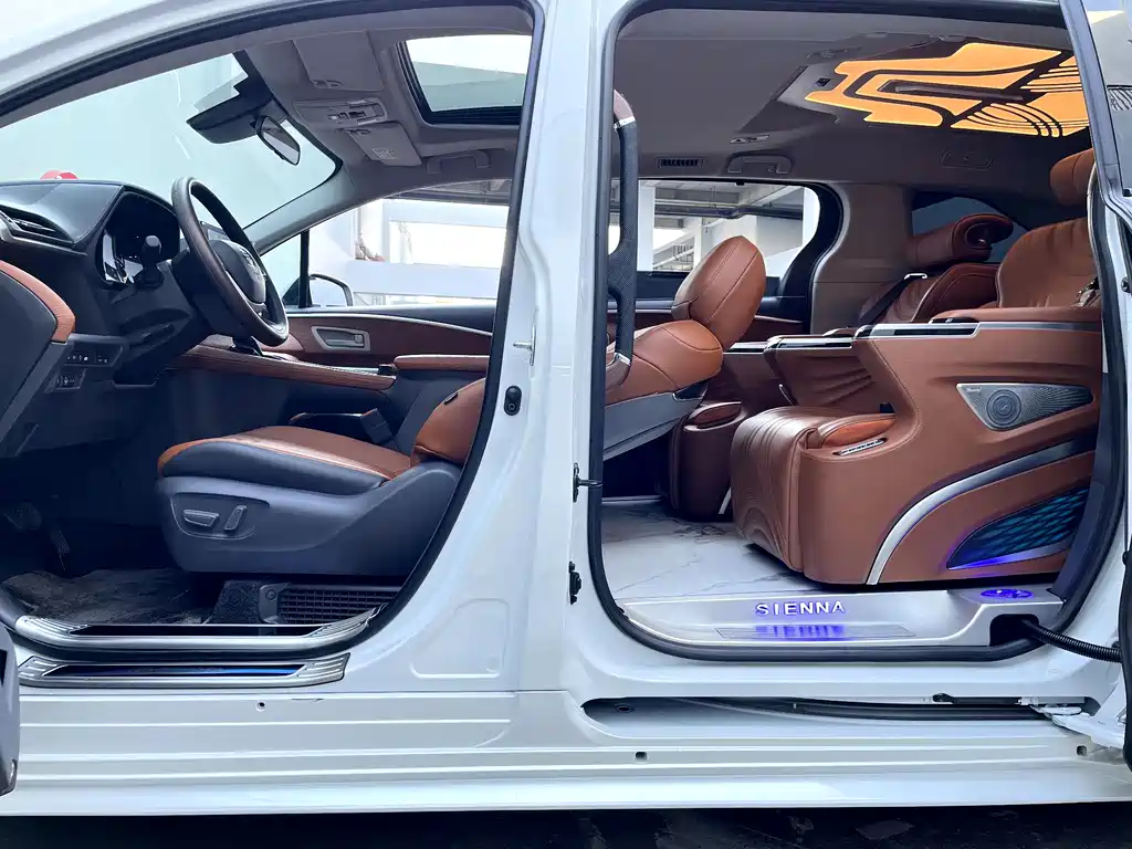 Toyota Sienna — фото 20