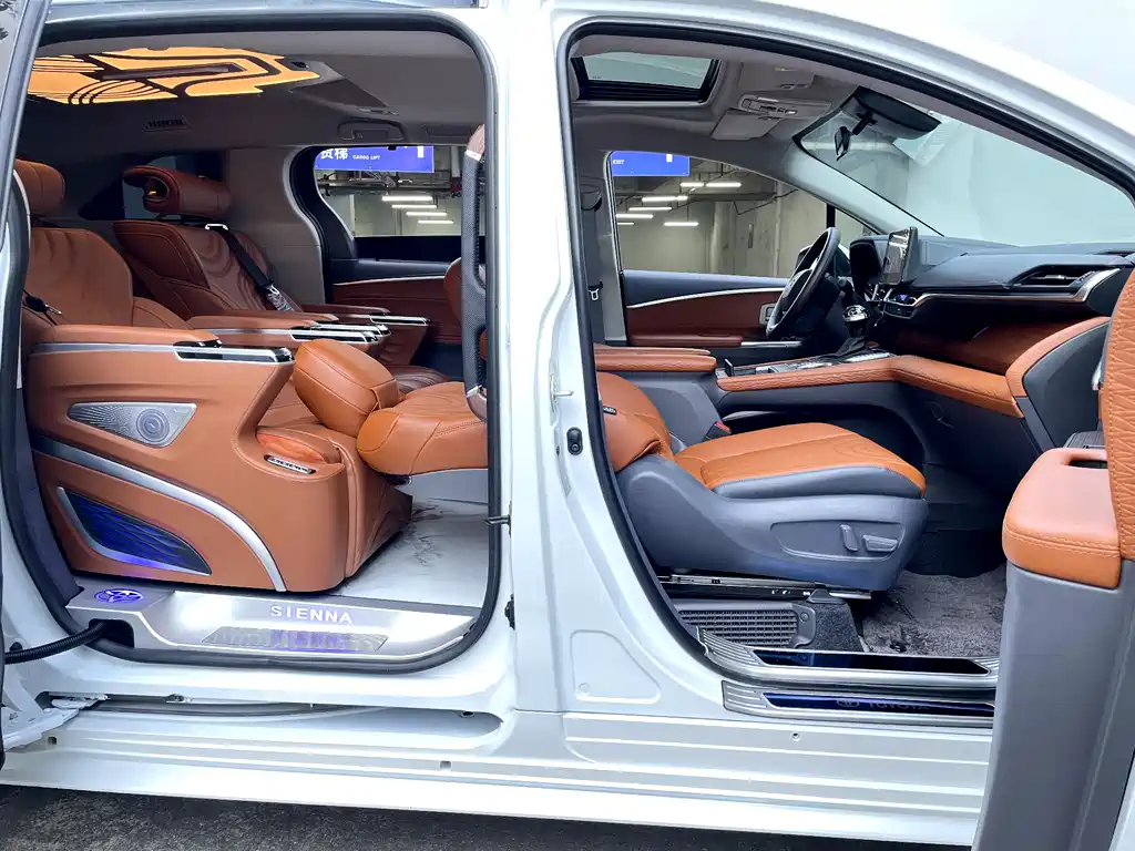 Toyota Sienna — фото 23