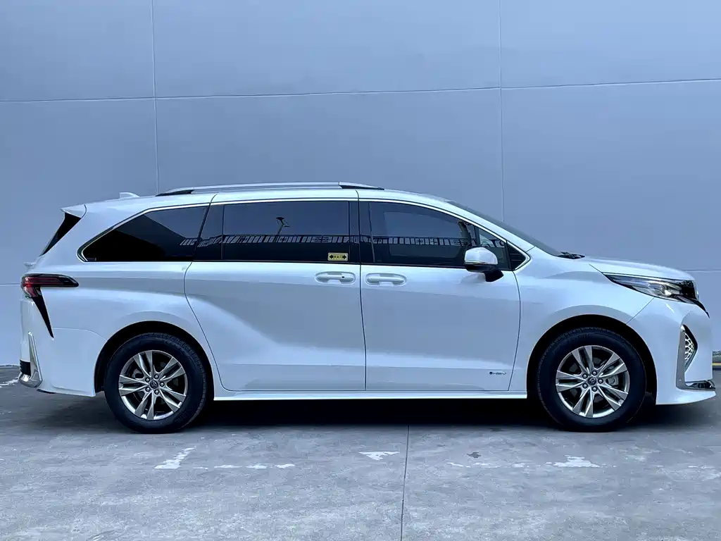 Toyota Sienna — фото 35