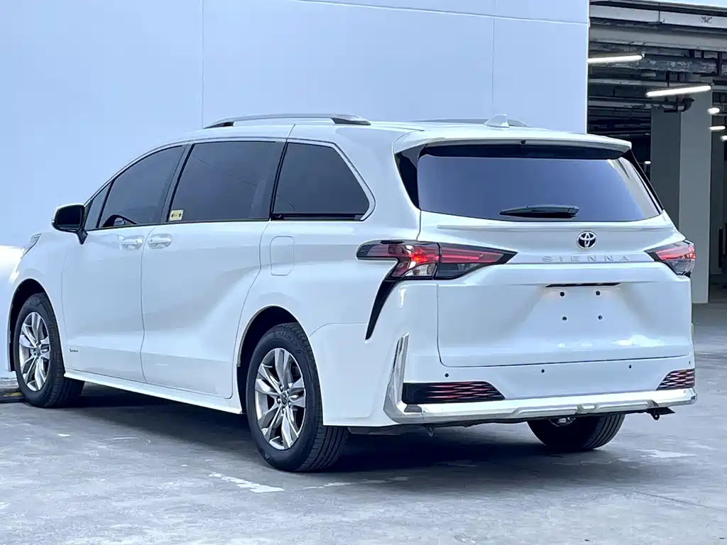 Toyota Sienna — фото 37