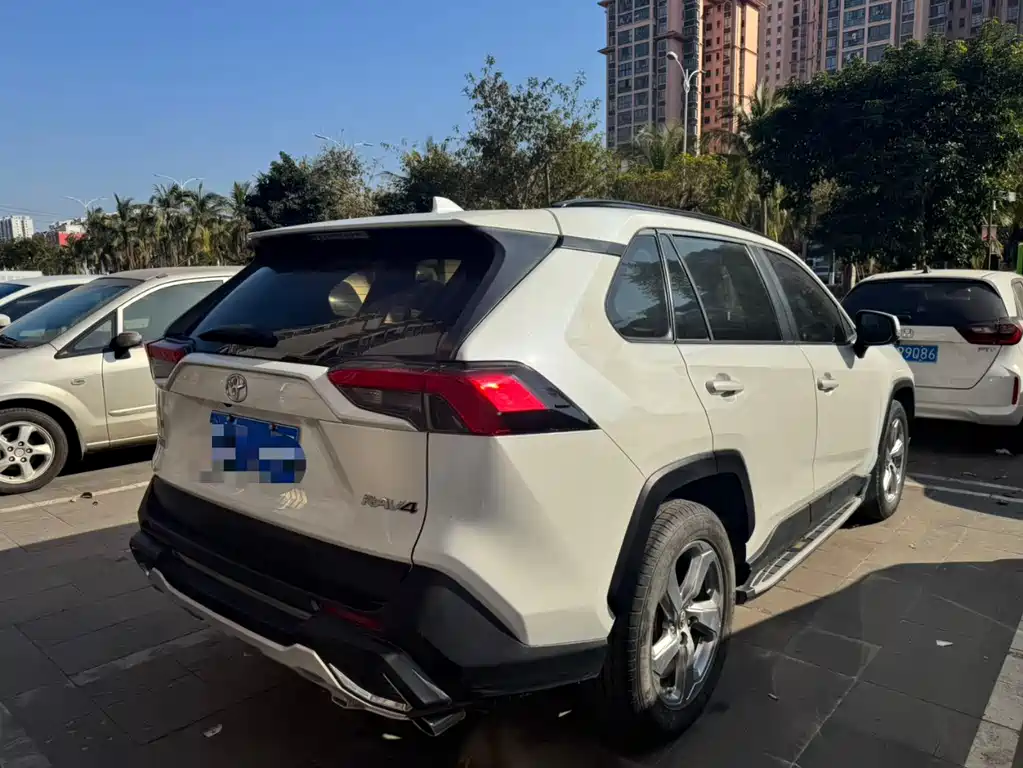 Toyota RAV4 — фото 7