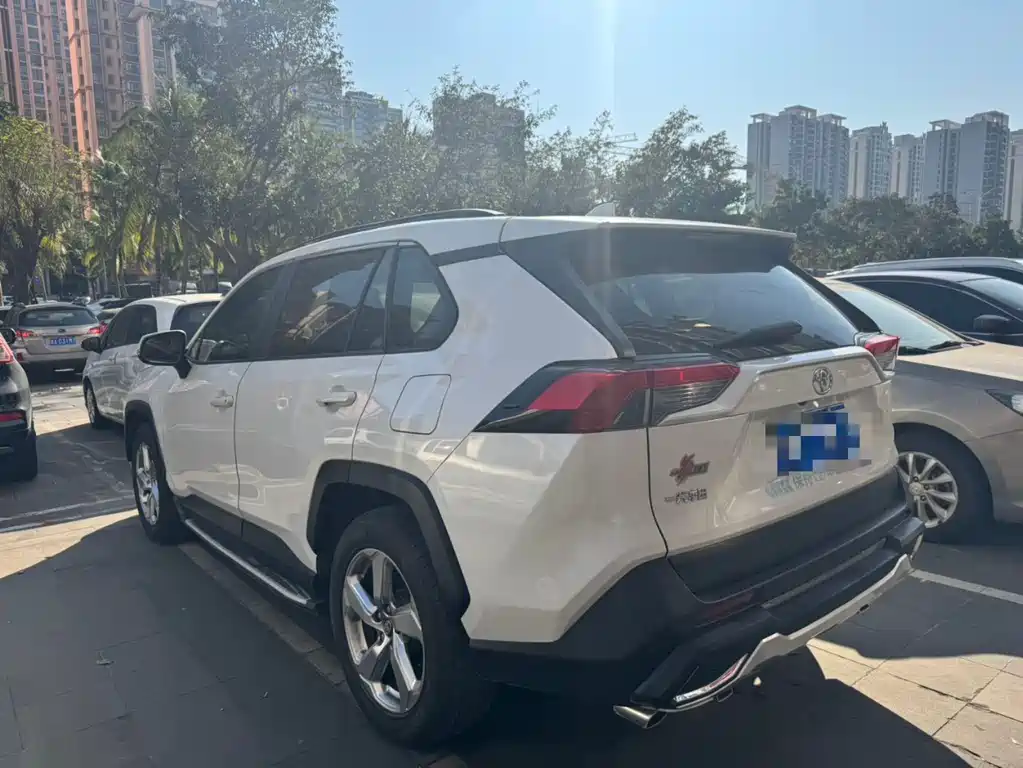 Toyota RAV4 — фото 9