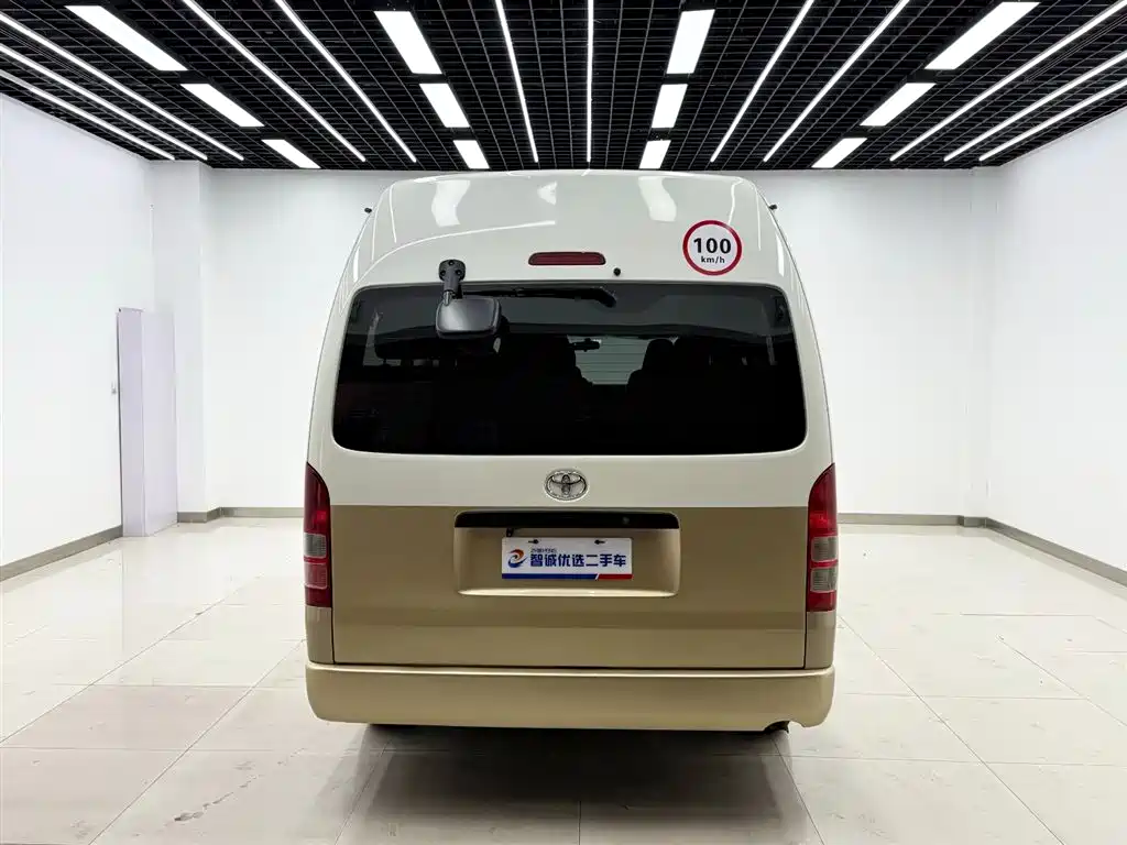 Toyota Hiace — фото 3