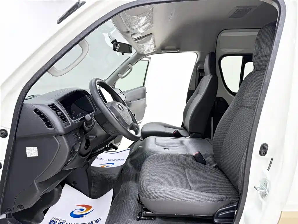 Toyota Hiace — фото 4