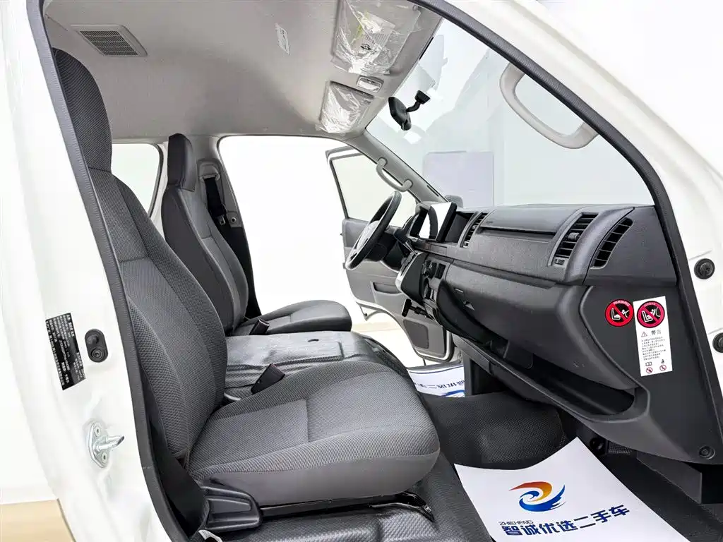 Toyota Hiace — фото 5
