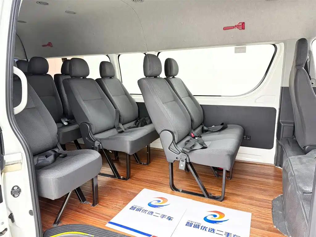 Toyota Hiace — фото 6
