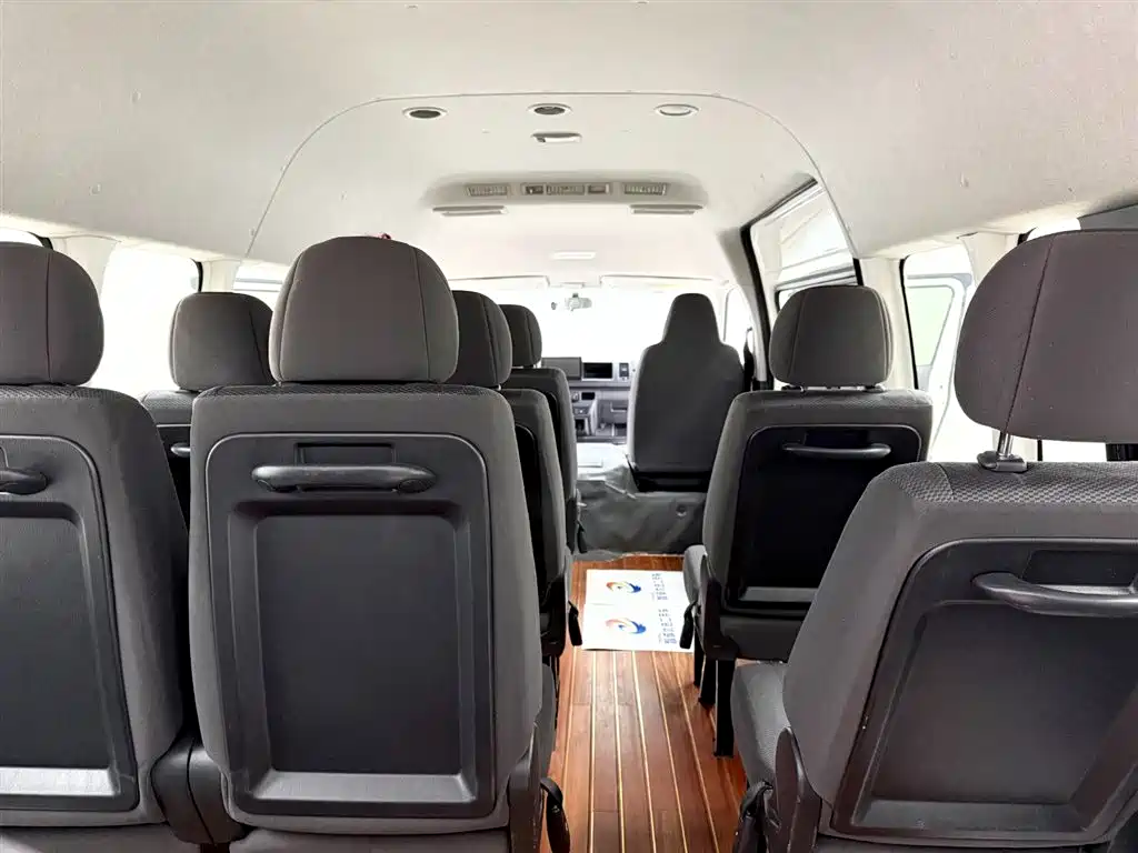 Toyota Hiace — фото 7