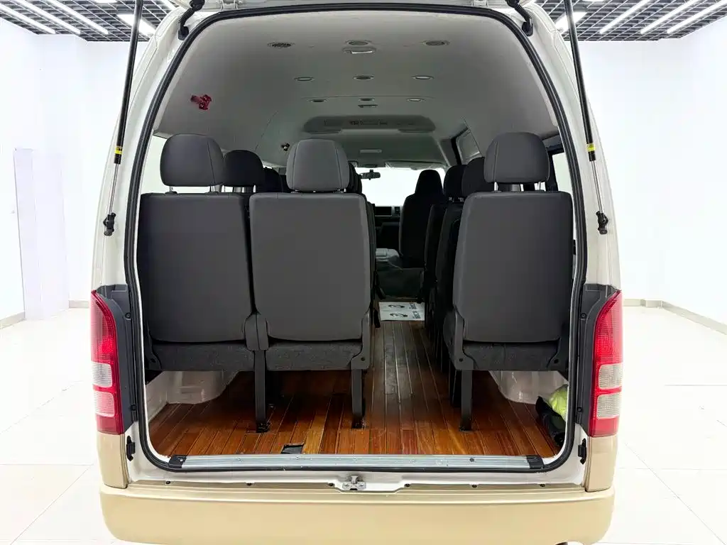 Toyota Hiace — фото 8