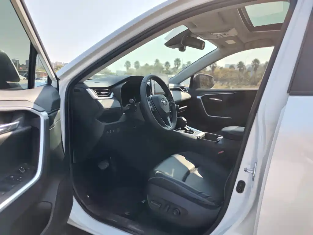 Toyota RAV4 — фото 11