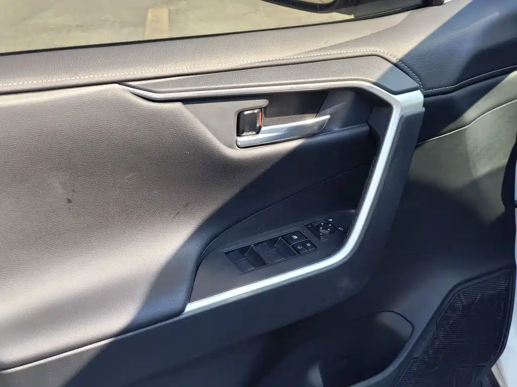 Toyota RAV4 — фото 13