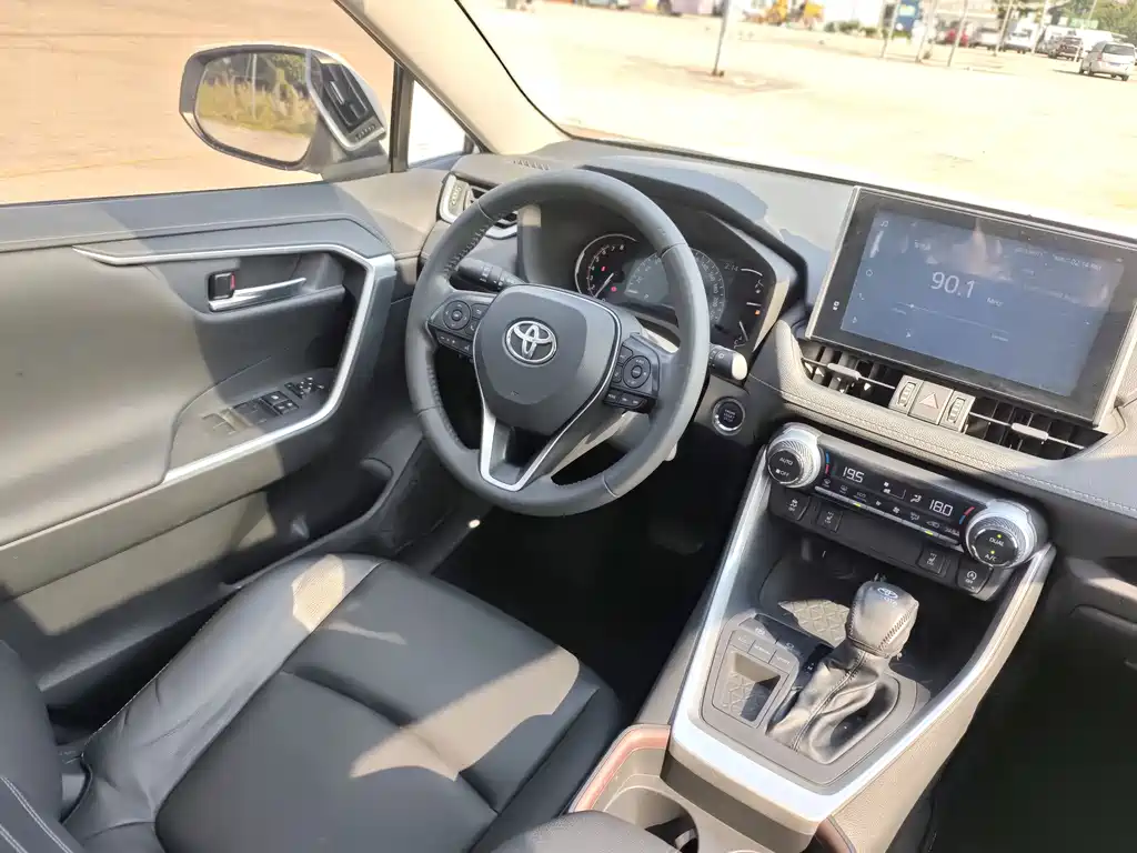Toyota RAV4 — фото 18