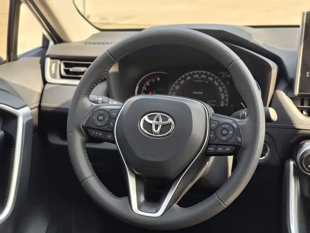 Toyota RAV4 — фото 20