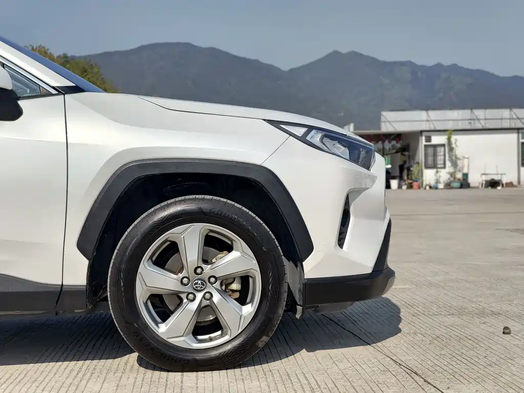 Toyota RAV4 — фото 4