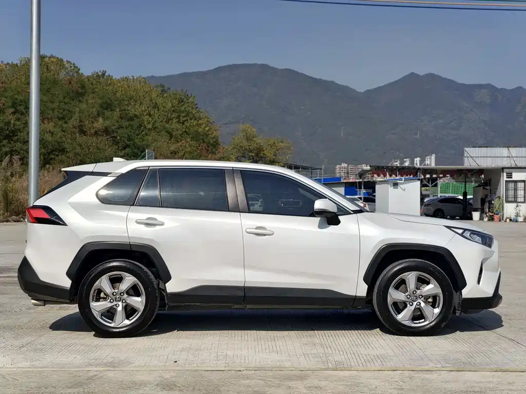 Toyota RAV4 — фото 5
