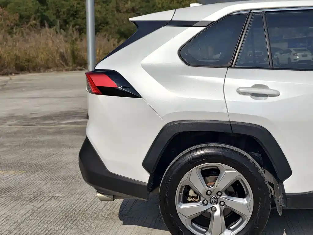 Toyota RAV4 — фото 6