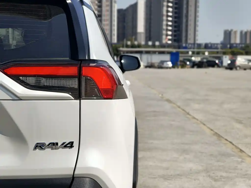 Toyota RAV4 — фото 7