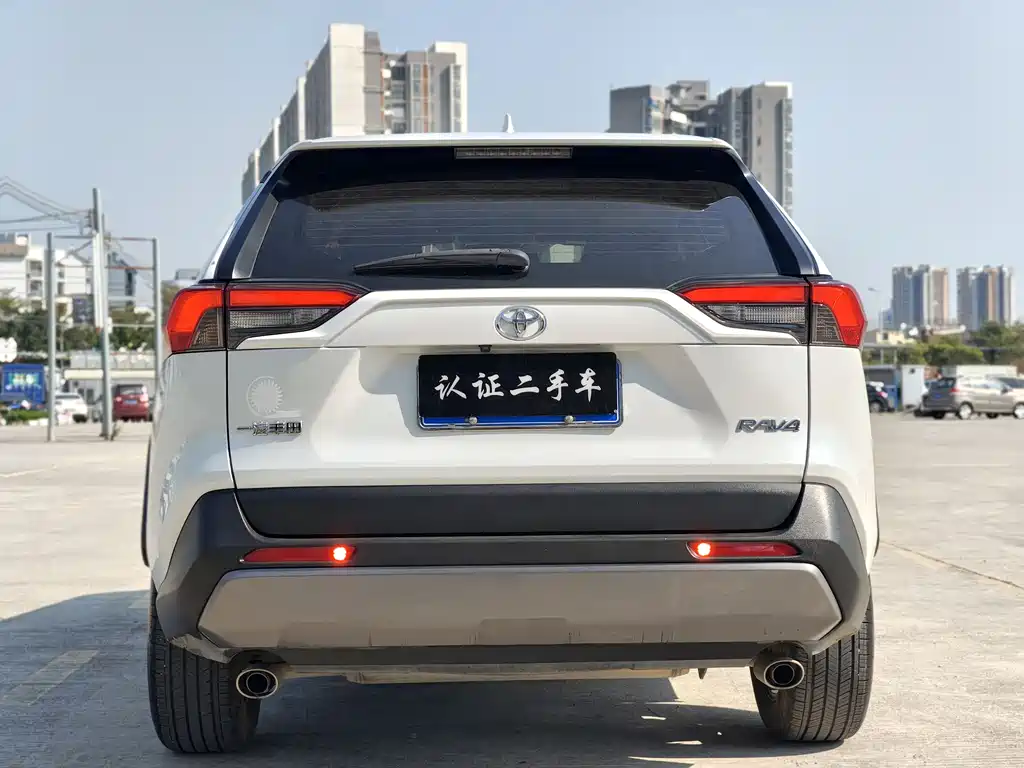 Toyota RAV4 — фото 9
