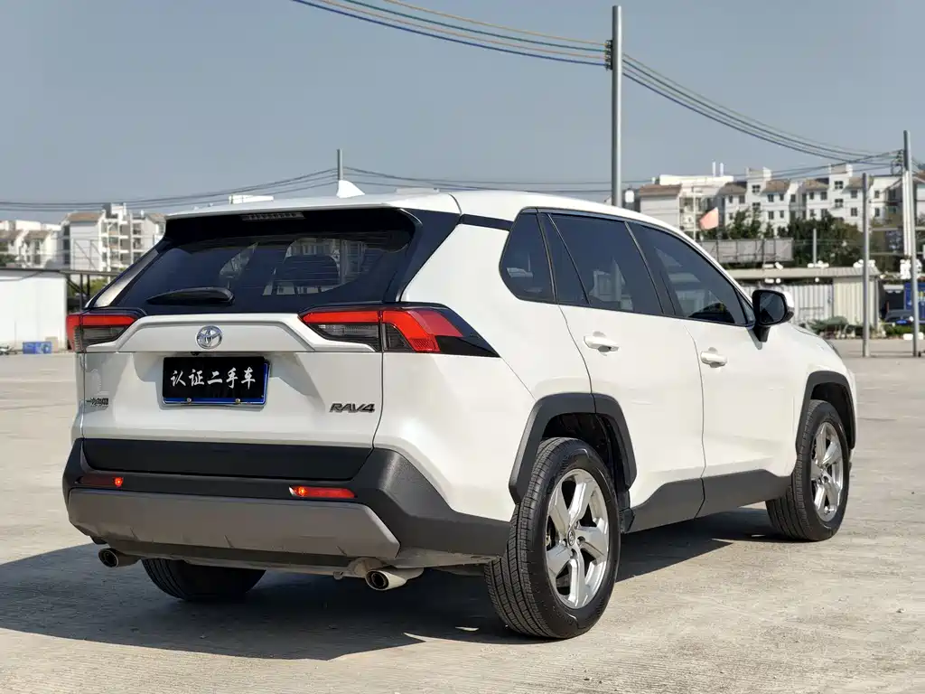 Toyota RAV4 — фото 10