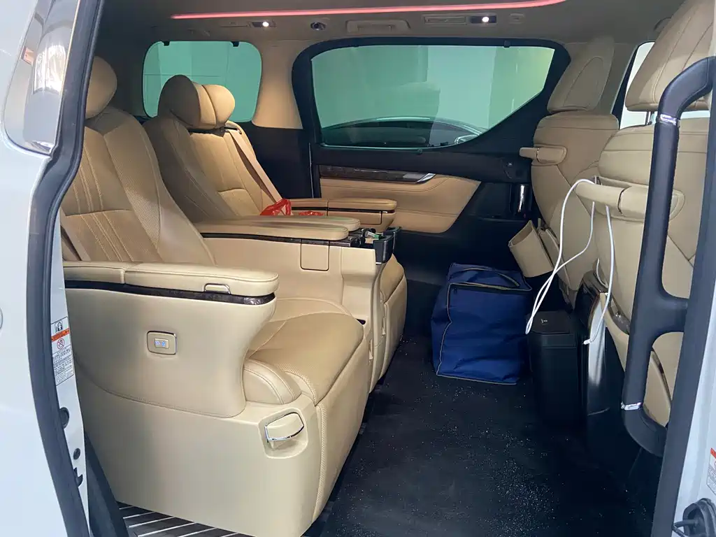 Toyota Alphard — фото 6