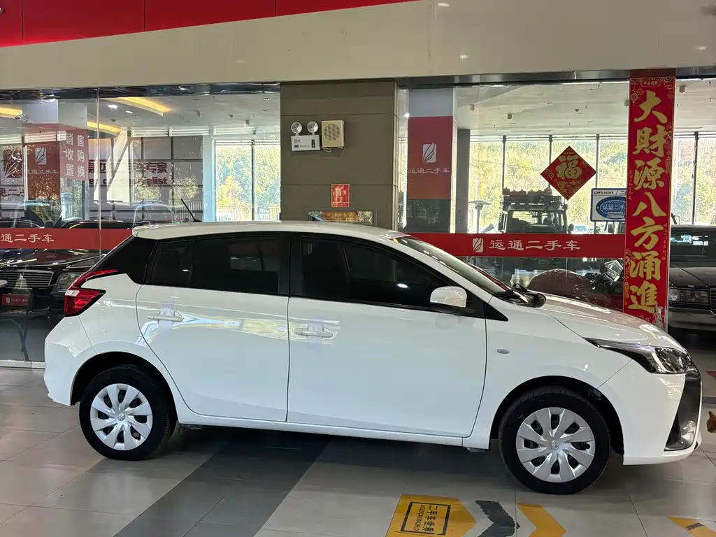 Toyota Yaris L — фото 3