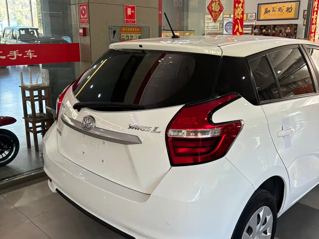 Toyota Yaris L — фото 4