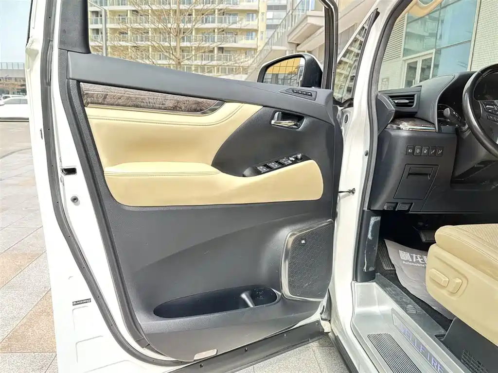 Toyota Vellfire — фото 10