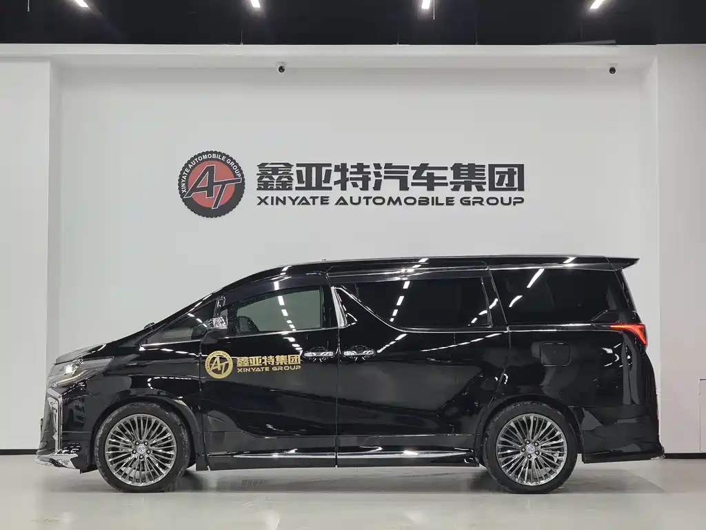 Toyota Alphard — фото 2