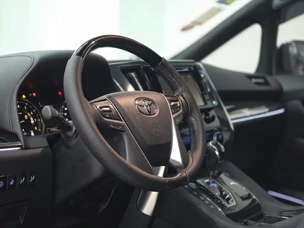 Toyota Alphard — фото 5