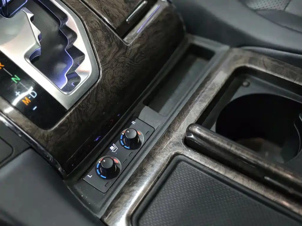 Toyota Alphard — фото 8