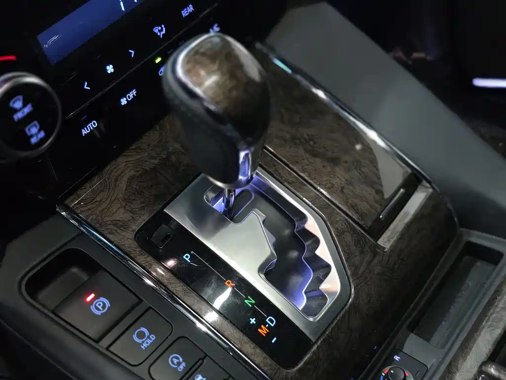 Toyota Alphard — фото 9
