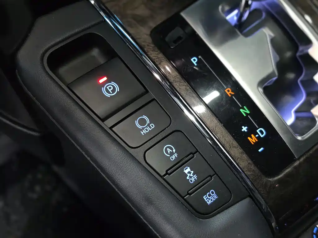 Toyota Alphard — фото 10