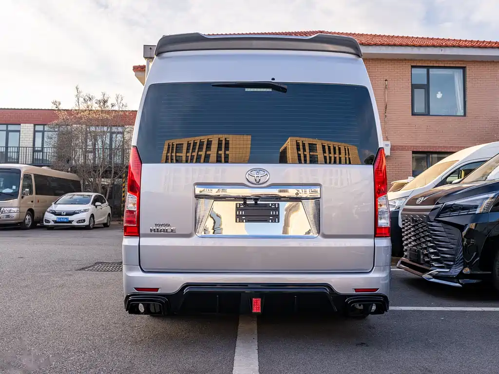 Toyota Hiace — фото 3