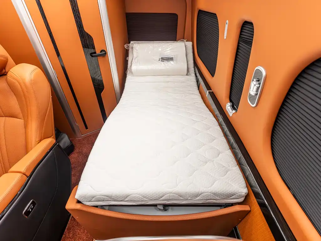 Toyota Hiace — фото 29