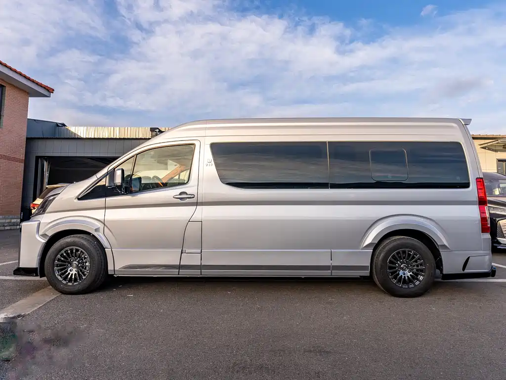 Toyota Hiace — фото 4