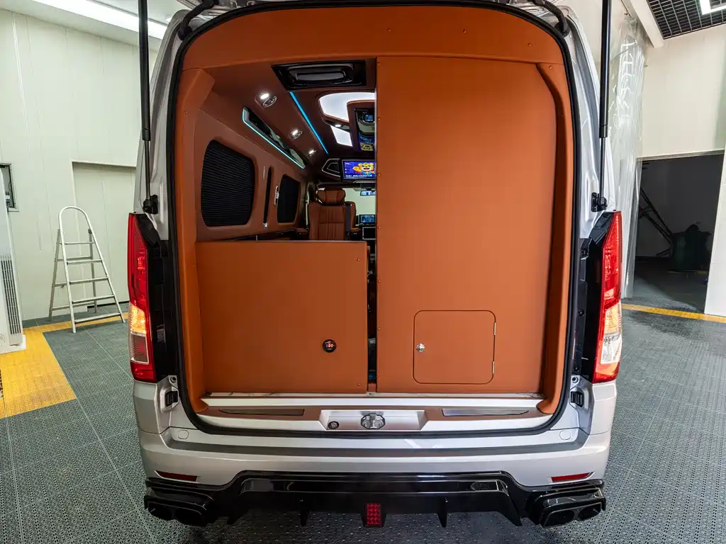 Toyota Hiace — фото 34