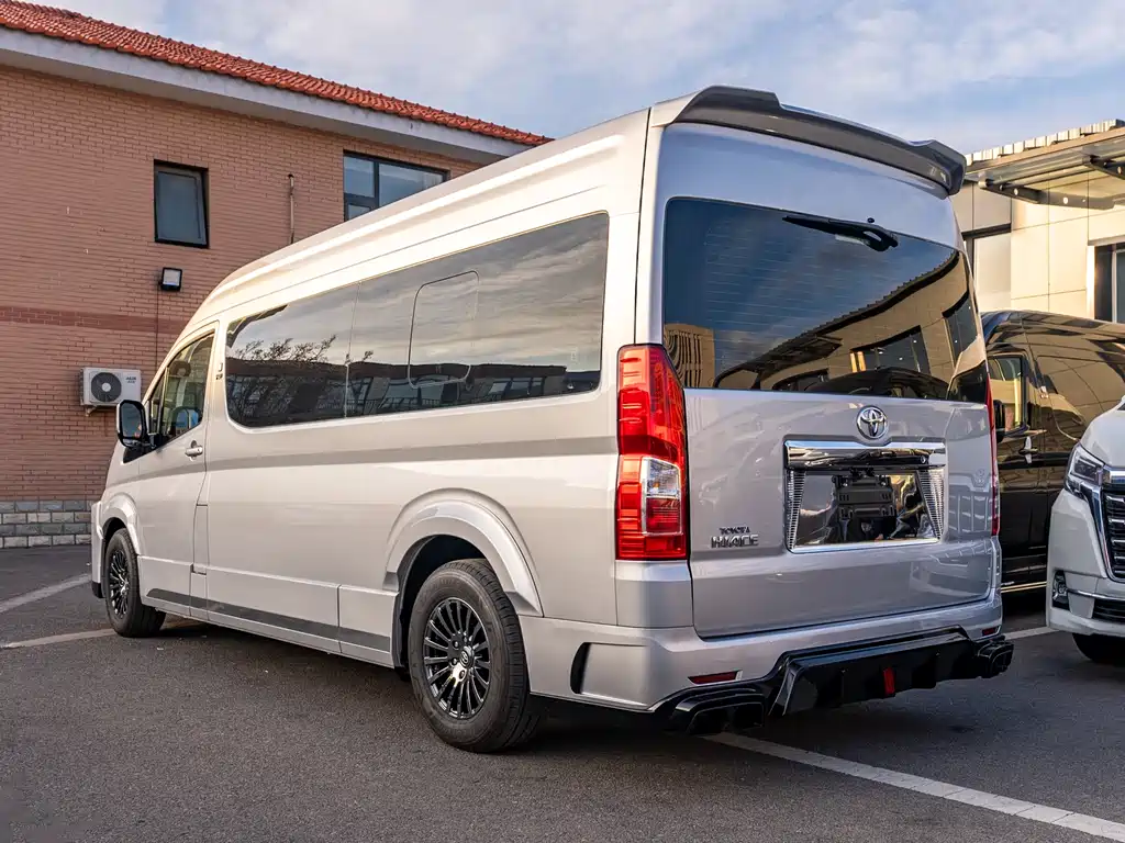 Toyota Hiace — фото 5