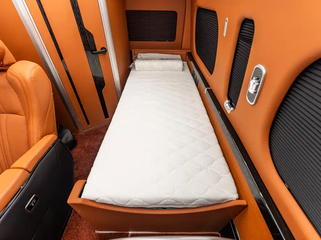 Toyota Hiace — фото 6