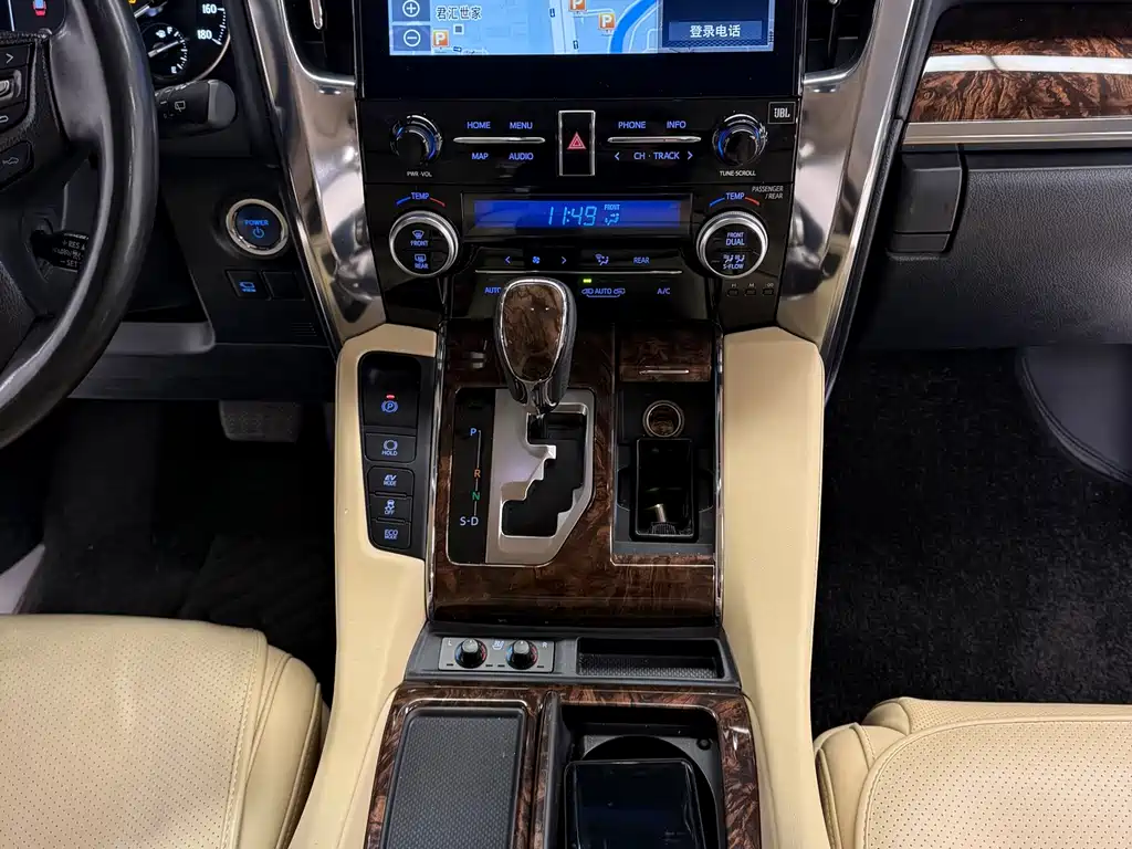 Toyota Alphard — фото 8